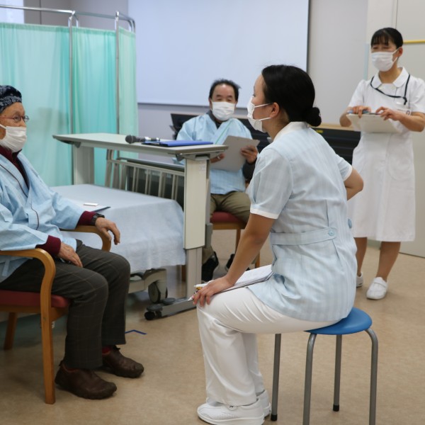 地域の若者は地域で育てる。地域の方々の協力をいただき基礎看護学実習(看護学科)