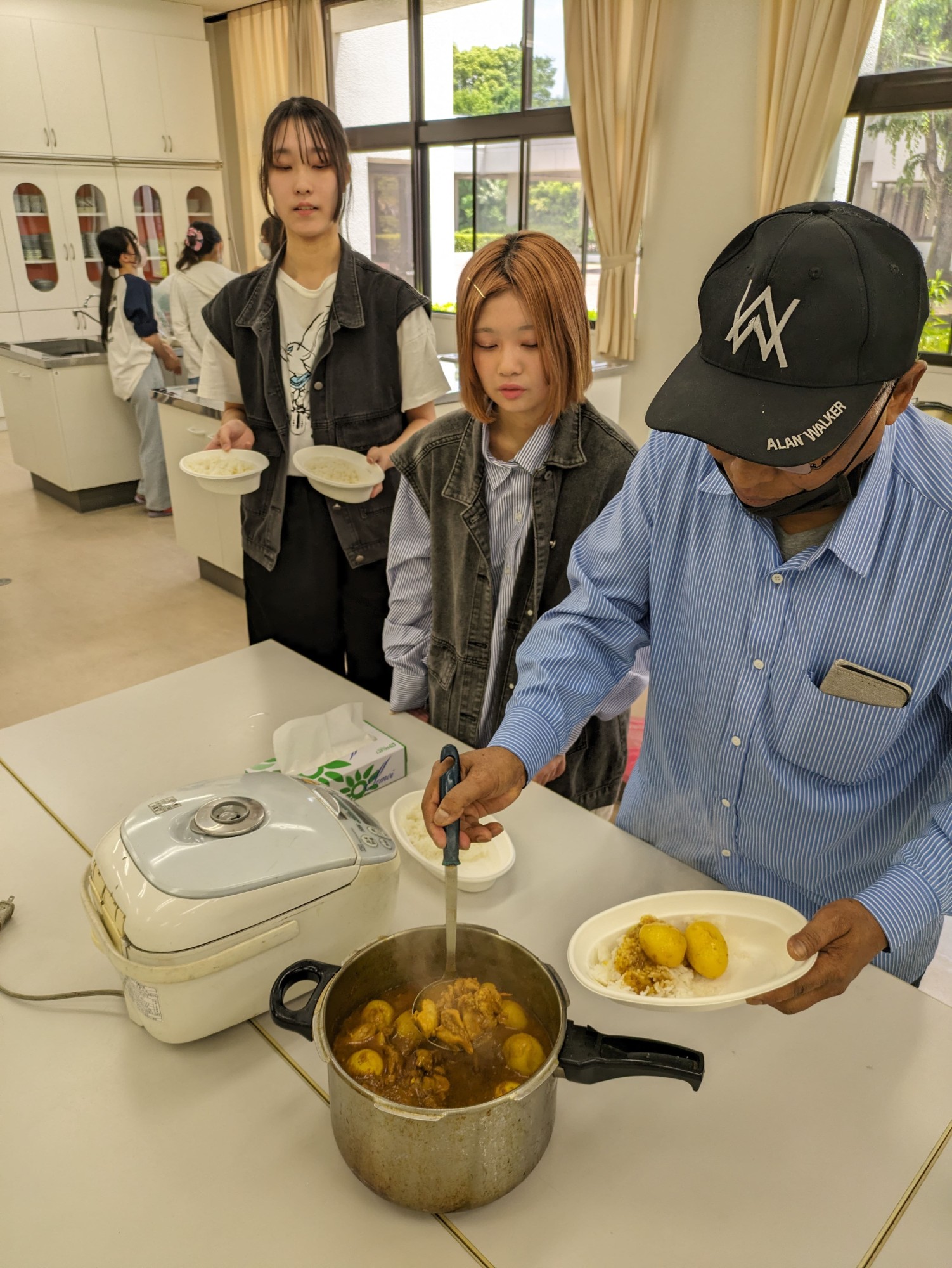 講師を迎えてハラルフードを使用したカレーを作りました。 井原ゼミナール