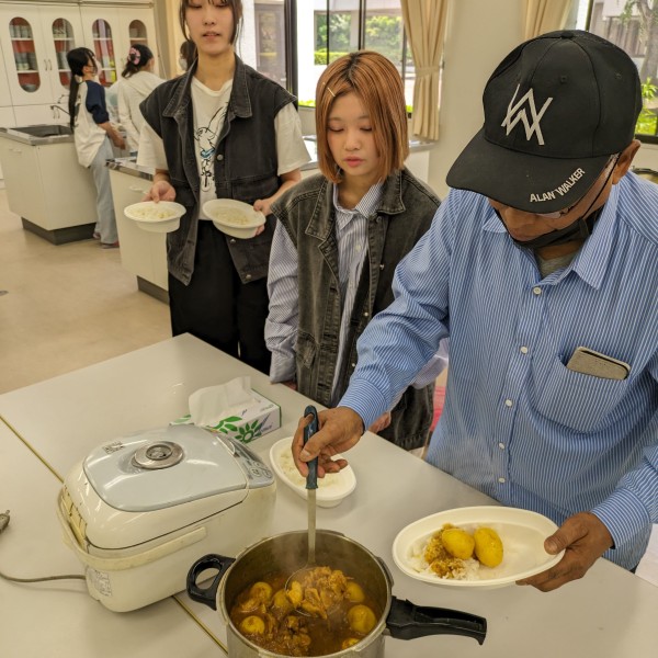 講師を迎えてハラルフードを使用したカレーを作りました。 井原ゼミナール