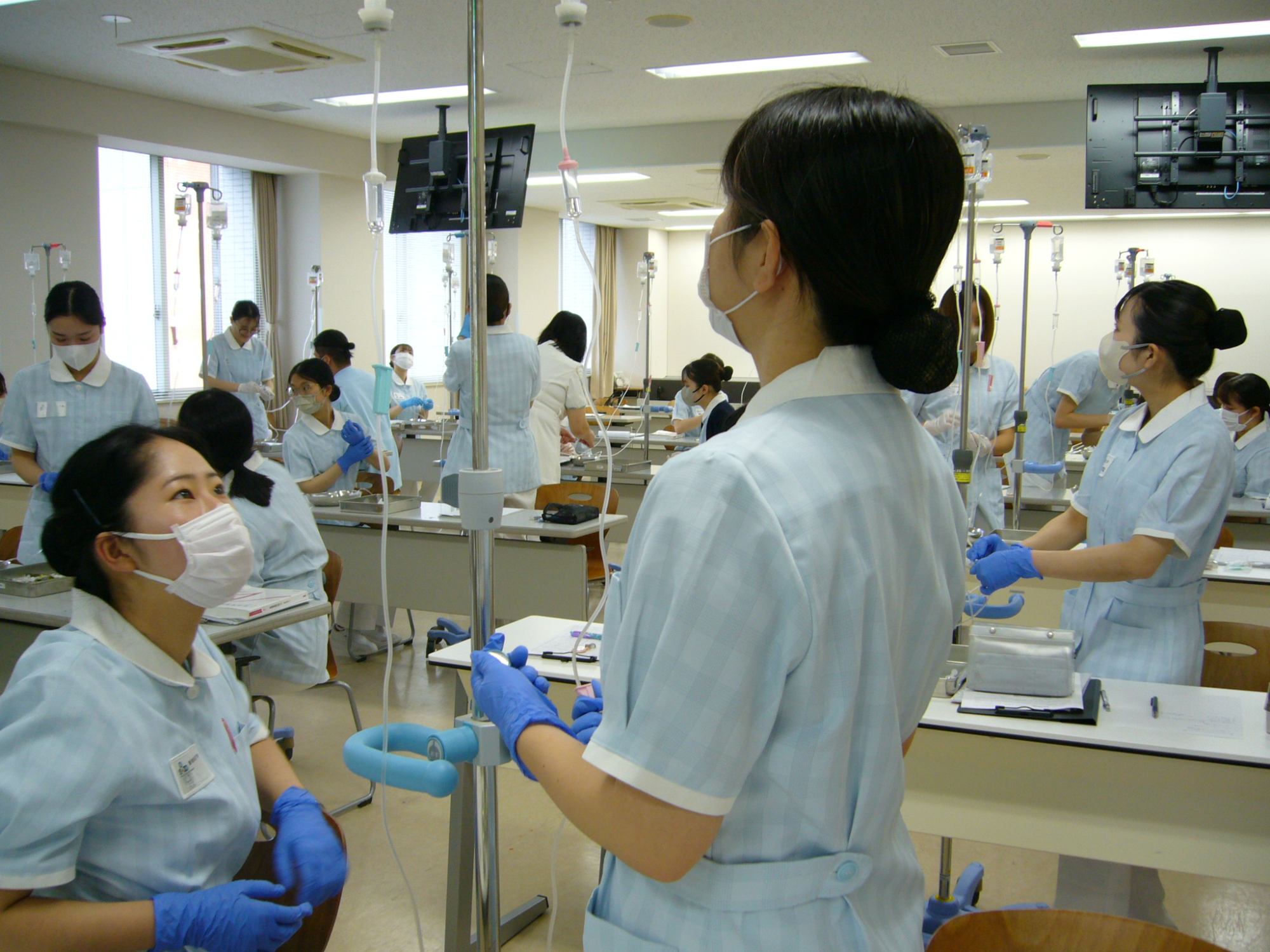 成熟期看護学演習Ⅱの科目にて、「輸液管理」の方法を演習しました。