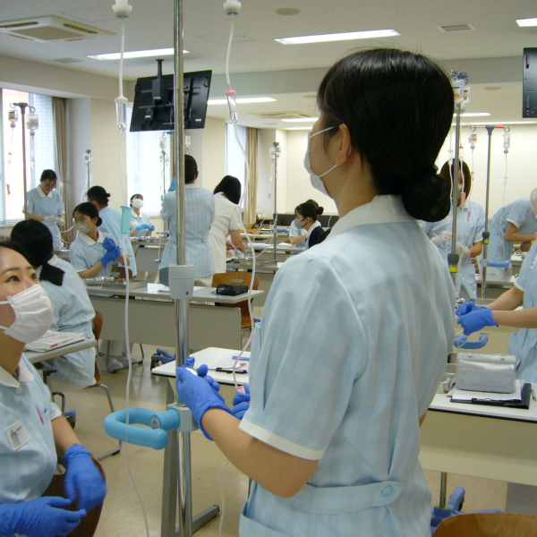 成熟期看護学演習Ⅱの科目にて、「輸液管理」の方法を演習しました。
