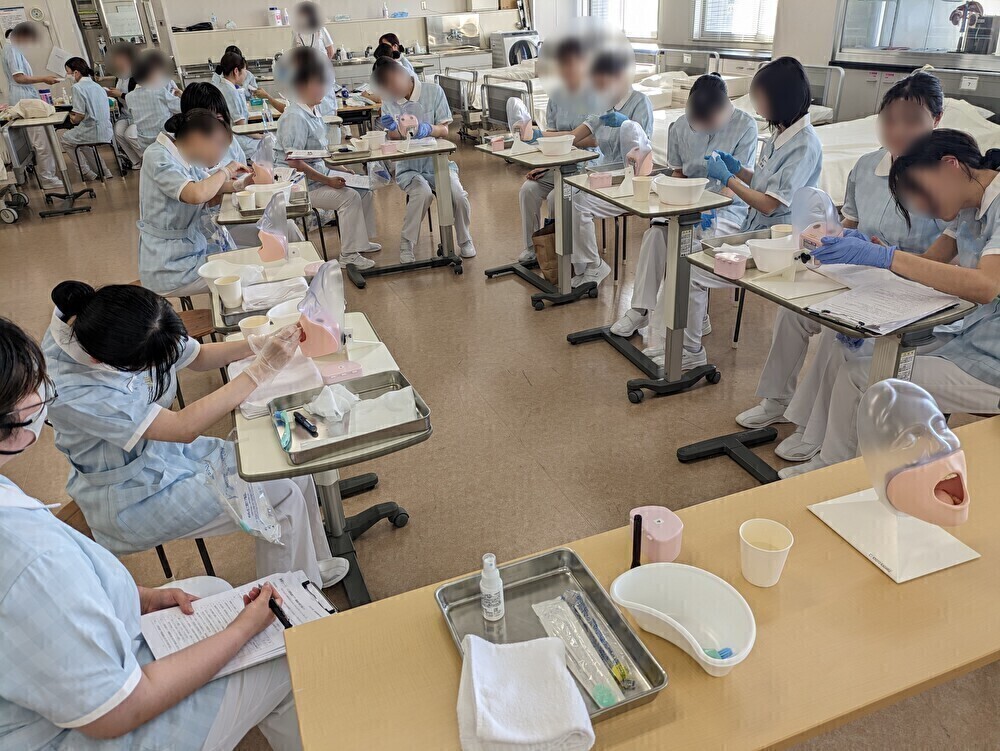 成熟期看護学演習において、高齢者の口腔粘膜ケアと嚥下リハビリテーションを行いました。