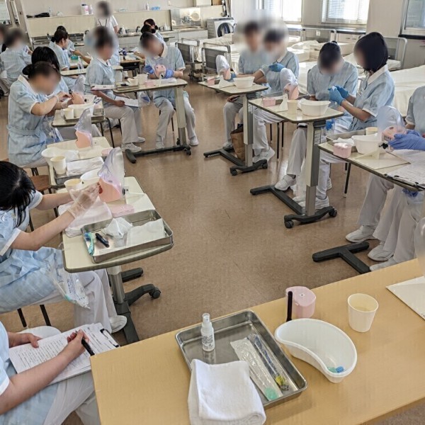 成熟期看護学演習において、高齢者の口腔粘膜ケアと嚥下リハビリテーションを行いました。