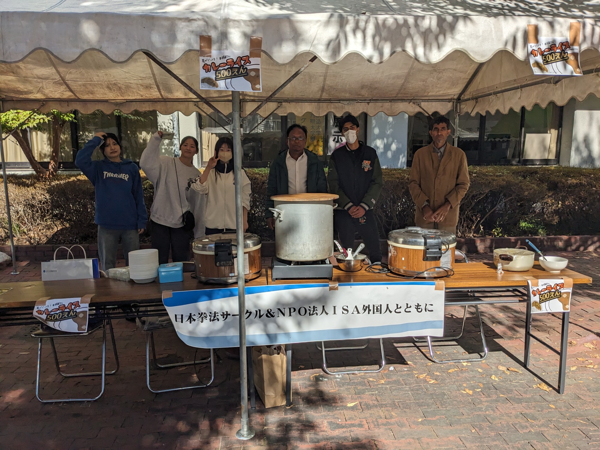 日本拳法サークルとNPO法人ISAが大学祭で異文化交流(模擬店を出展)