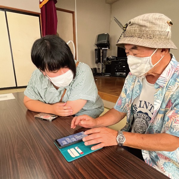 シニアのためのスマホ講座に看護学科の学生がボランティアとして参加しました
