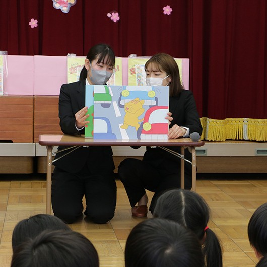 幼児教育・保育科の学生たちが「交通安全紙芝居」を制作。豊橋市内の保育施設等に贈呈