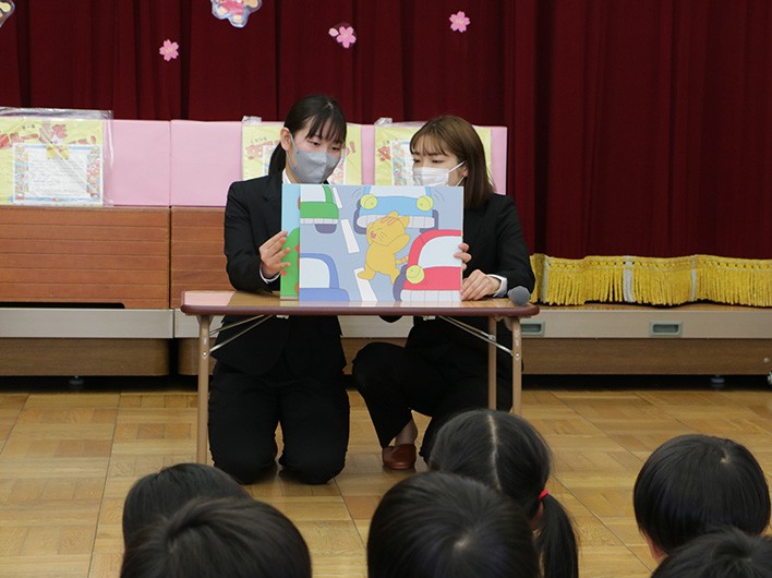 幼児教育・保育科の学生たちが「交通安全紙芝居」を制作。豊橋市内の保育施設等に贈呈