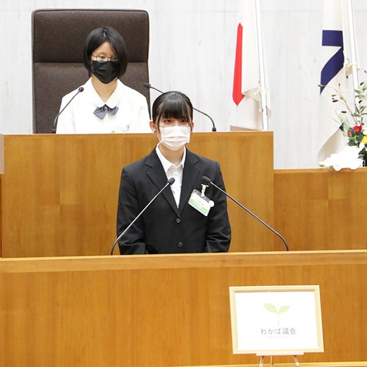 第4回「豊橋わかば議会」で、キャリアプランニング科の学生2人が所信表明