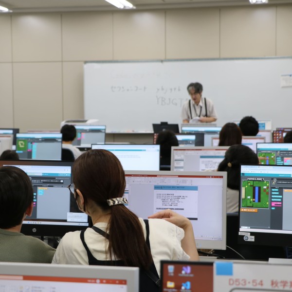 「Hour of Code夏休みプログラミングin豊橋創造大学」を開催しました(経営学科)
