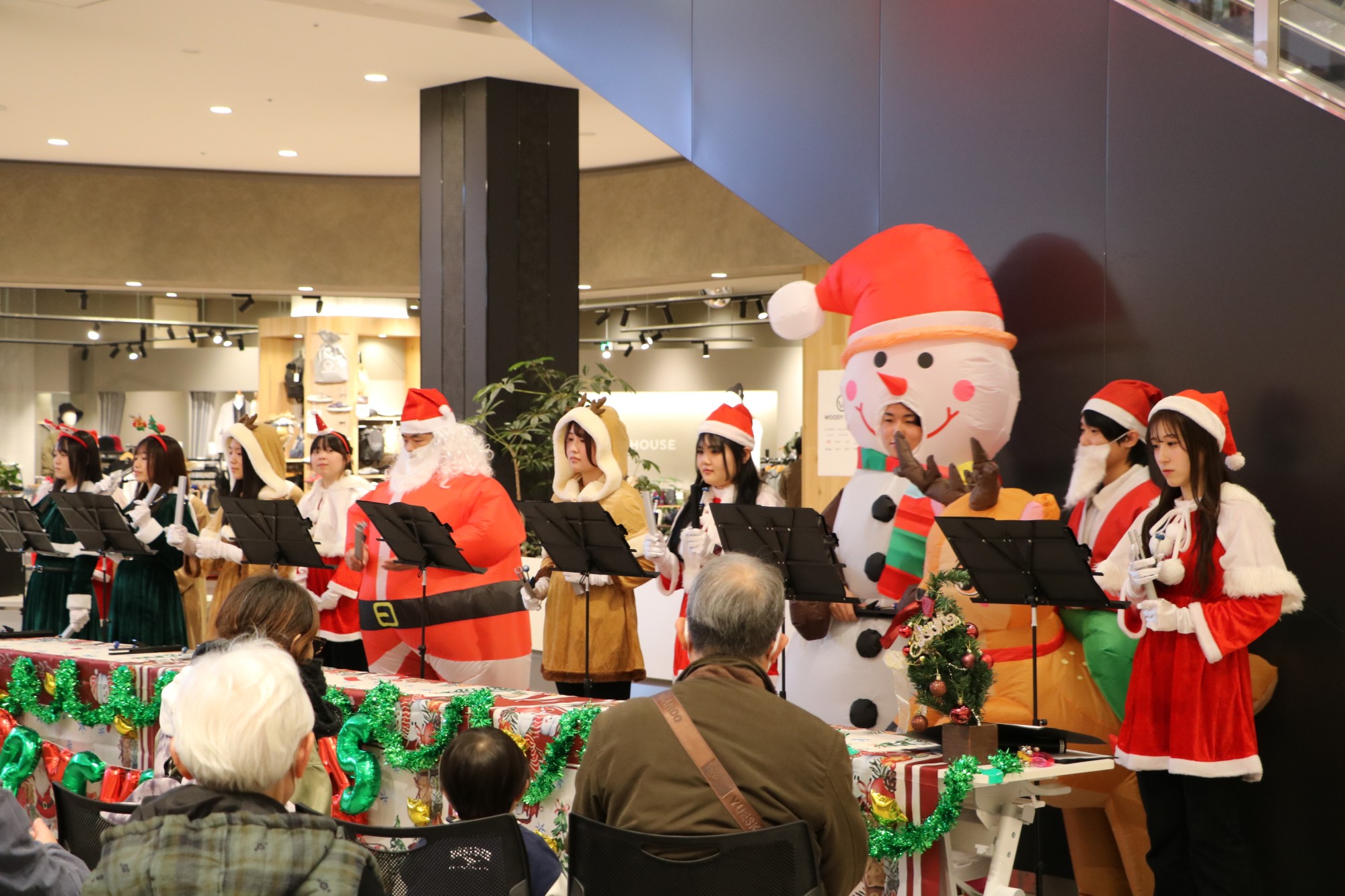 「Chain of smiles‐笑顔の連鎖」看護学科生有志がイオンモール豊川でクリスマスイベントを開催