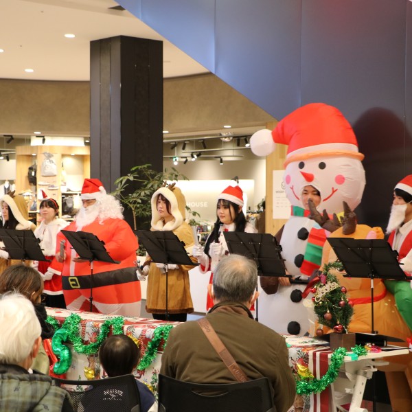「Chain of smiles‐笑顔の連鎖」看護学科生有志がイオンモール豊川でクリスマスイベントを開催