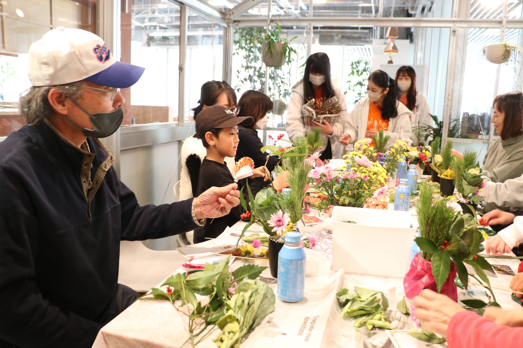 フラワーロスの花を使ってお正月飾りを作る「スマイルフラワー大作戦」第２弾を実施