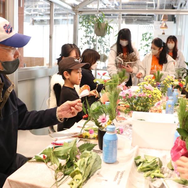 フラワーロスの花を使ってお正月飾りを作る「スマイルフラワー大作戦」第２弾を実施