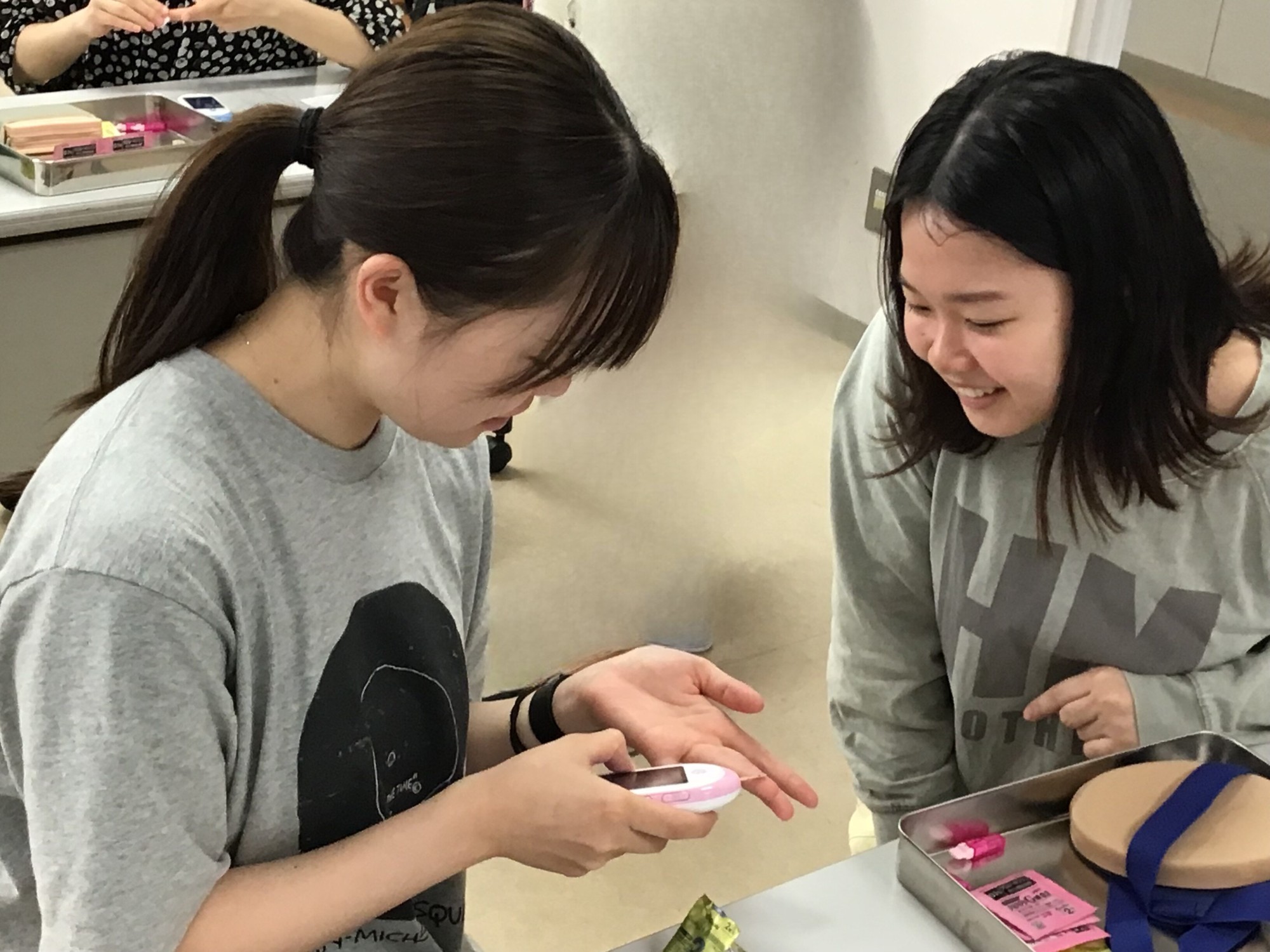 成熟期看護学演習において、自己血糖測定とインスリン自己注射を行いました。