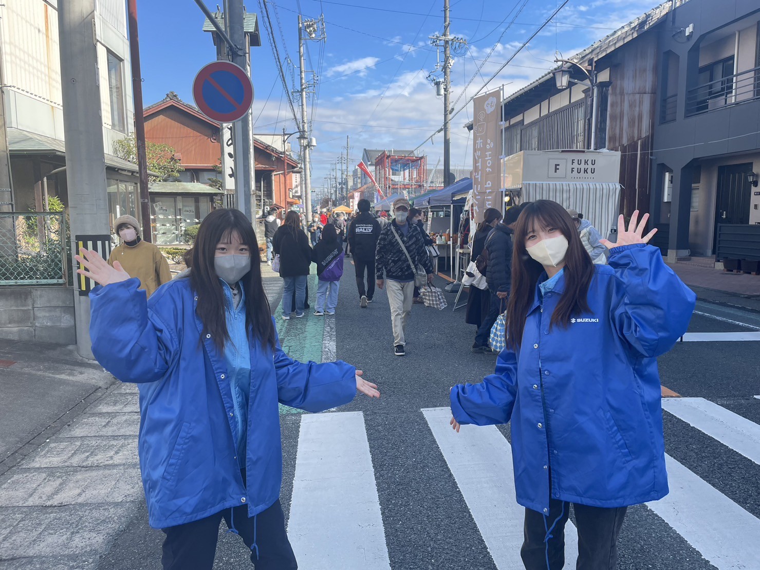 新城軽トラ市へ学生がボランティア参加(キャリアプランニング科)