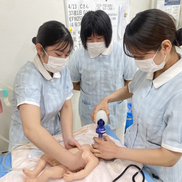 【ゲストスピーカーを迎え、「新生児蘇生法」の特別授業を開催しました】