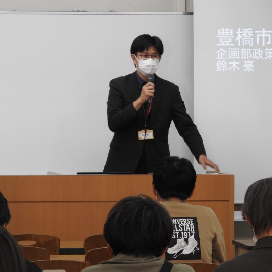 経営学部経営学科の授業科目「キャリア形成」で、豊橋市役所企画部の方を講師にお招きし、特別講義を実施しました。