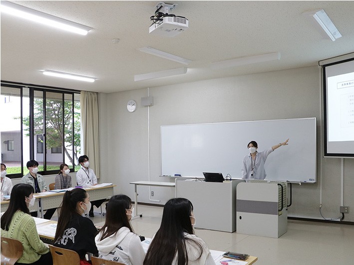 豊川市民病院若手事務職員、キャリアプランニング科学生に特別講義〔豊川市民病院との連携事業〕