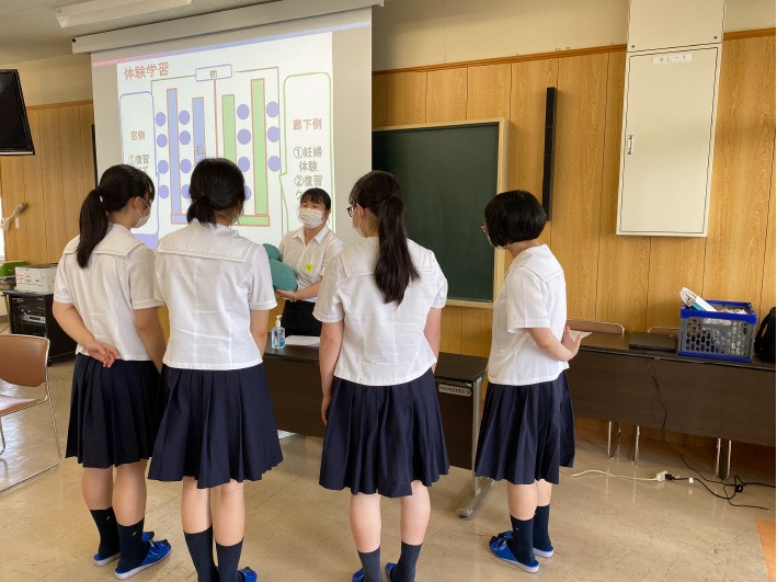 看護学科助産師選択コース3名　藤ノ花女子高等学校にて健康教育実施