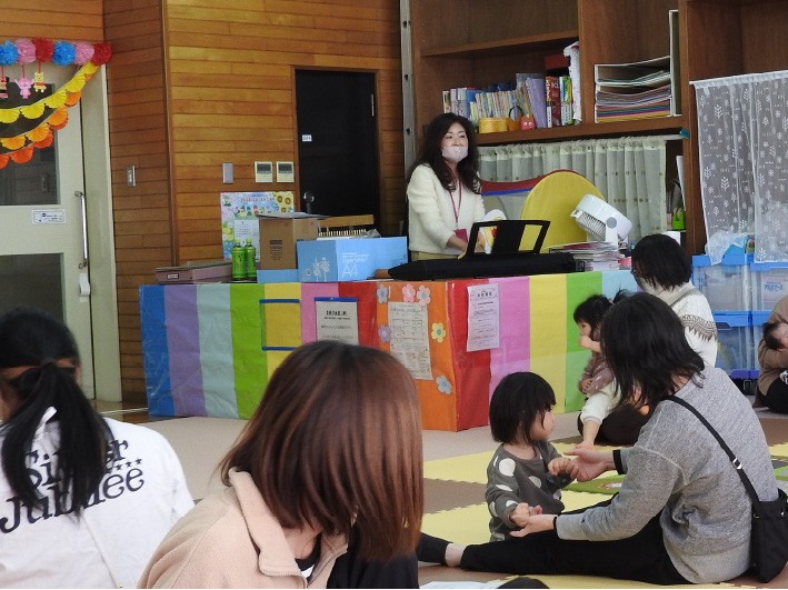 つどいの広場(豊橋創造大学)で子育て支援ミニ講座 「子どもの成長と音楽」を開催しました。