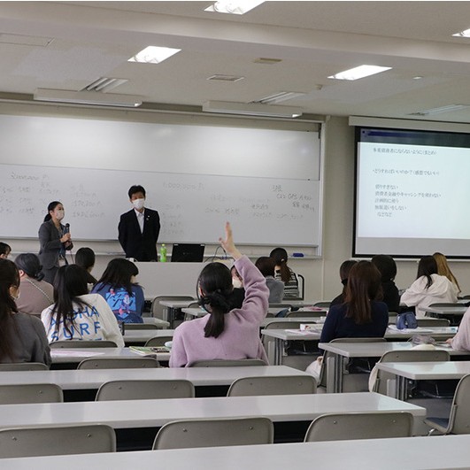 豊橋信用金庫の方を講師にお招きし、短期大学部キャリアプランニング科で特別講義を実施しました。