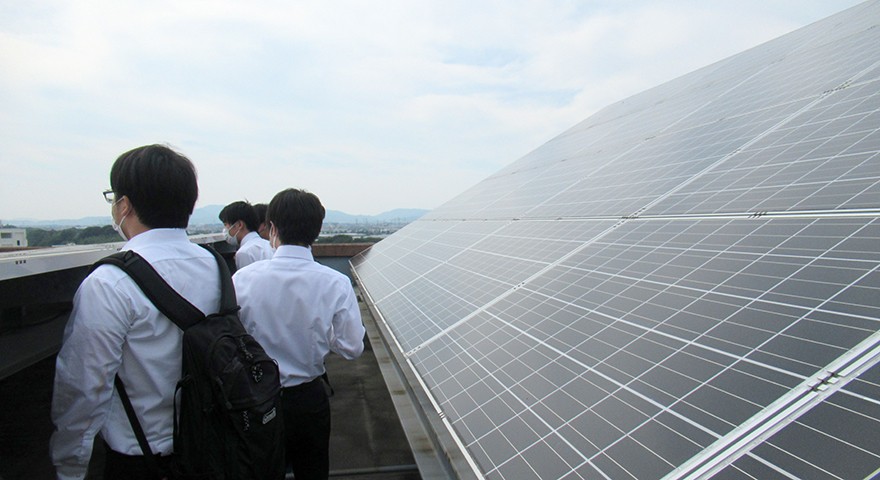 本格的な活動開始を前に、豊橋市立青陵中学校の太陽光発電システムを見学しました（見目プロジェクト）