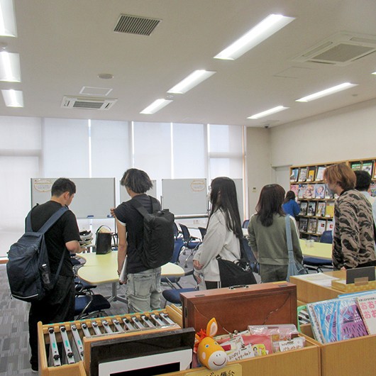 入門ゼミナール１で図書館利用案内ツアーを実施しました