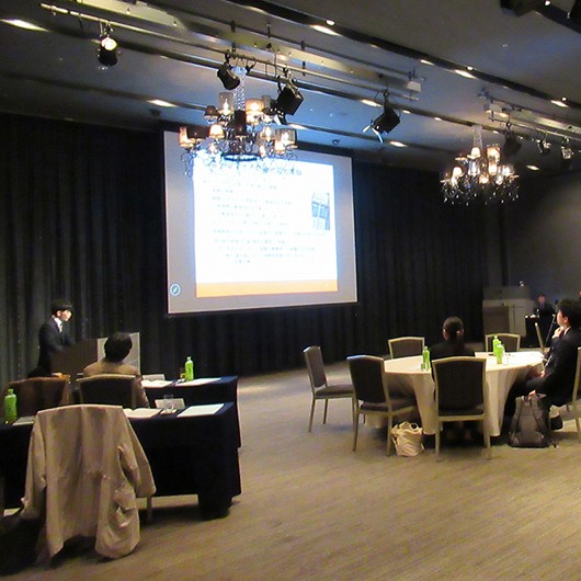 第32回地域関連研究発表会で経営学部・尾藤創太さんが発表を行いました