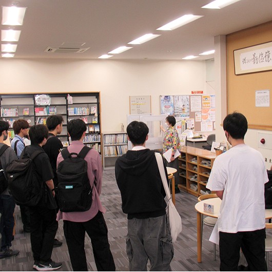 入門ゼミナール１で図書館活用ツアーを実施しました