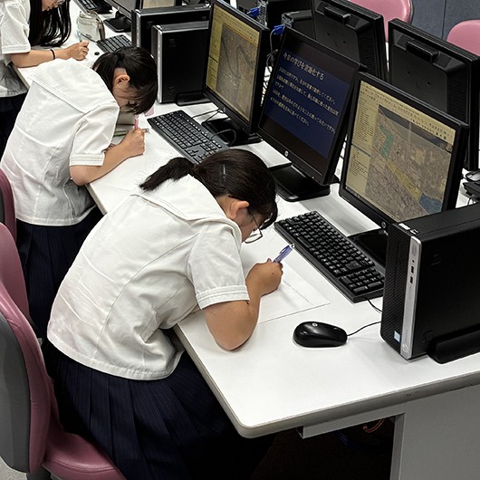 地図を重ねると、昔の豊橋が見えてくる ―藤ノ花女子高等学校の生徒がGIS入門授業を体験―