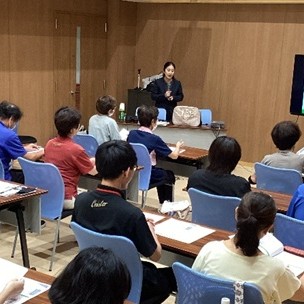 キャリアプランニング科の瀧﨑優佳准教授が愛知県北東部に位置する東栄町で研修講師をさせて頂きました。