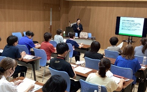 キャリアプランニング科の瀧﨑優佳准教授が愛知県北東部に位置する東栄町で研修講師をさせて頂きました。