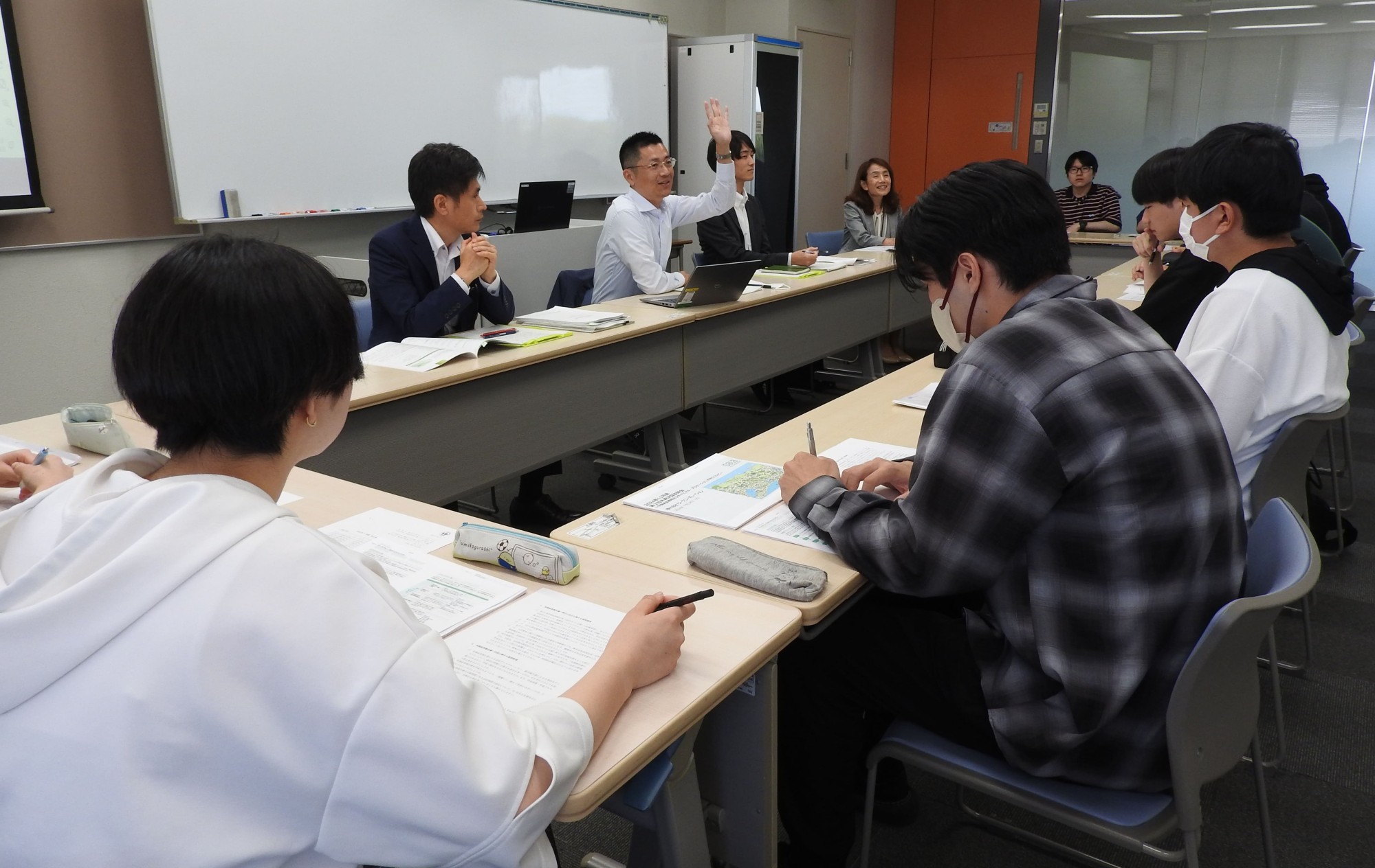 サーラグループから総務部長らをお招きして、プロジェクト実習「財務報告研究プロジェクト」によるインタビューを行いました。(経営学科)
