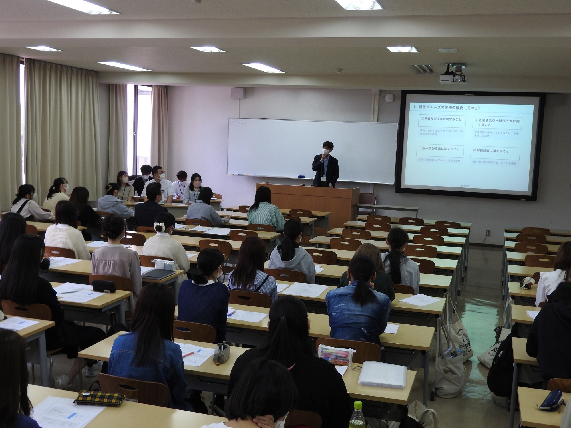 豊川市民病院との2023年度連携事業第3弾、病院事務職員の方々による特別講義を実施