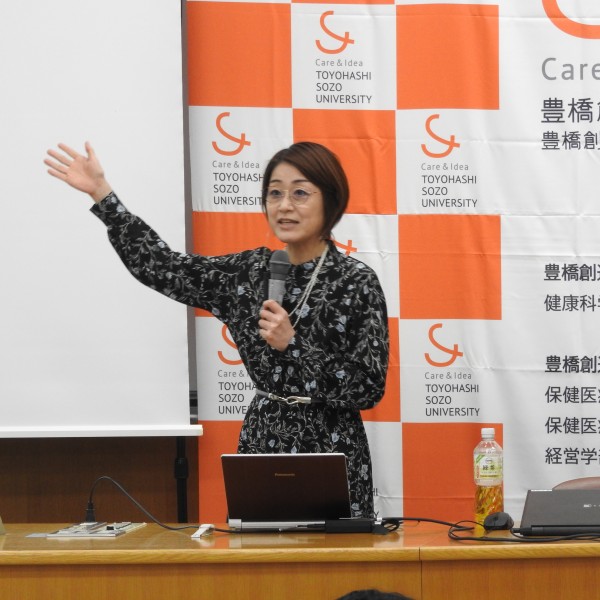 「市民大学トラム」(第3回)で京都大学大学院教育学研究科の明和政子教授が講演