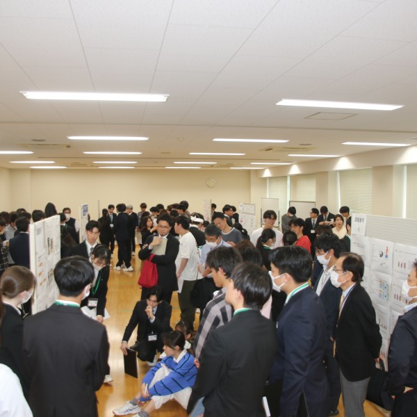 理学療法学科4年生が理学療法研究・演習の発表会を行いました。