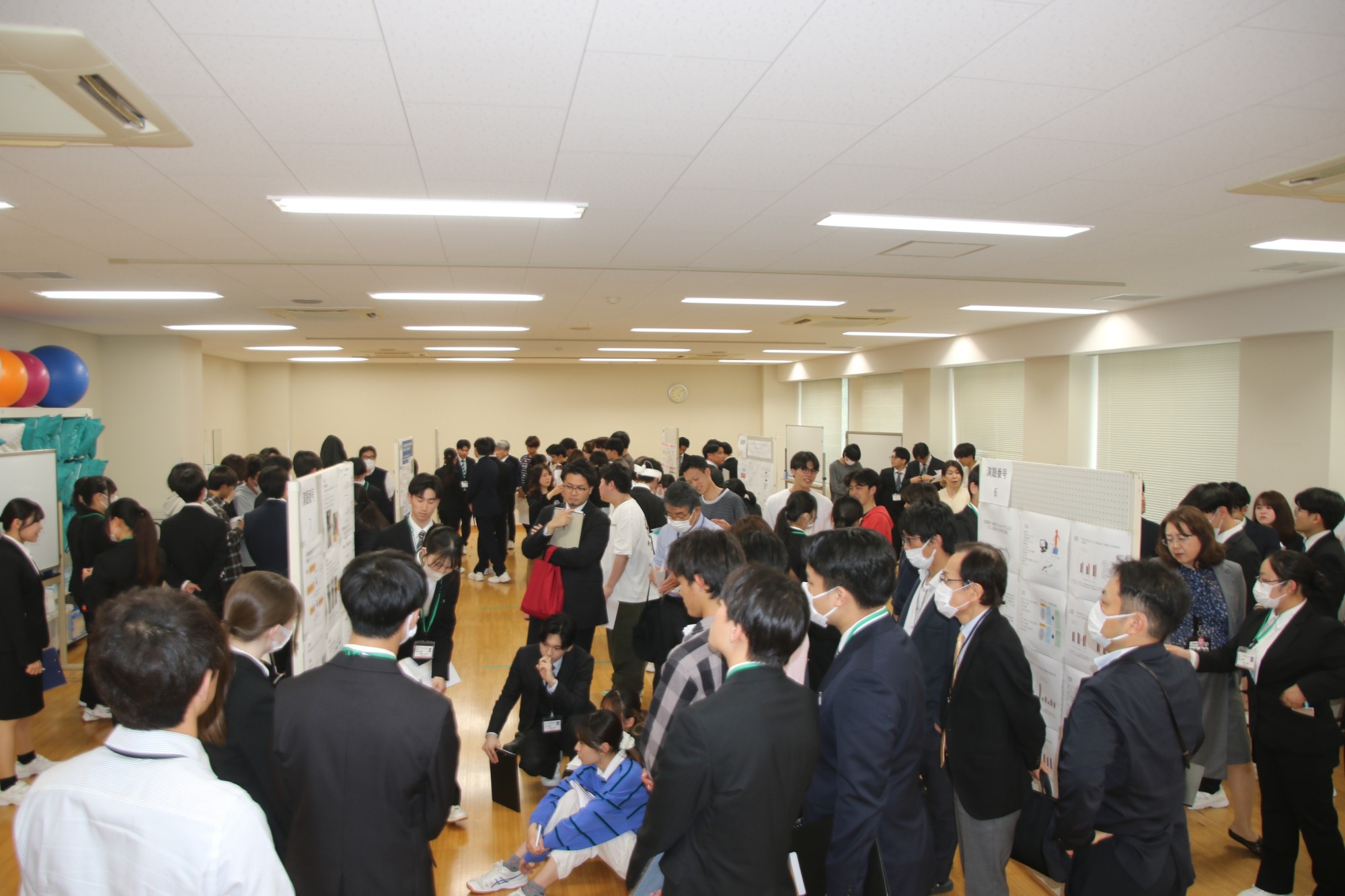 理学療法学科4年生が理学療法研究・演習の発表会を行いました。