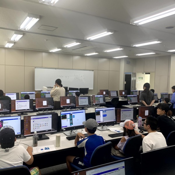 地域の子どもたちがITに挑戦！「Hour of Code 夏休みプログラミング」を開催しました！(経営学部)