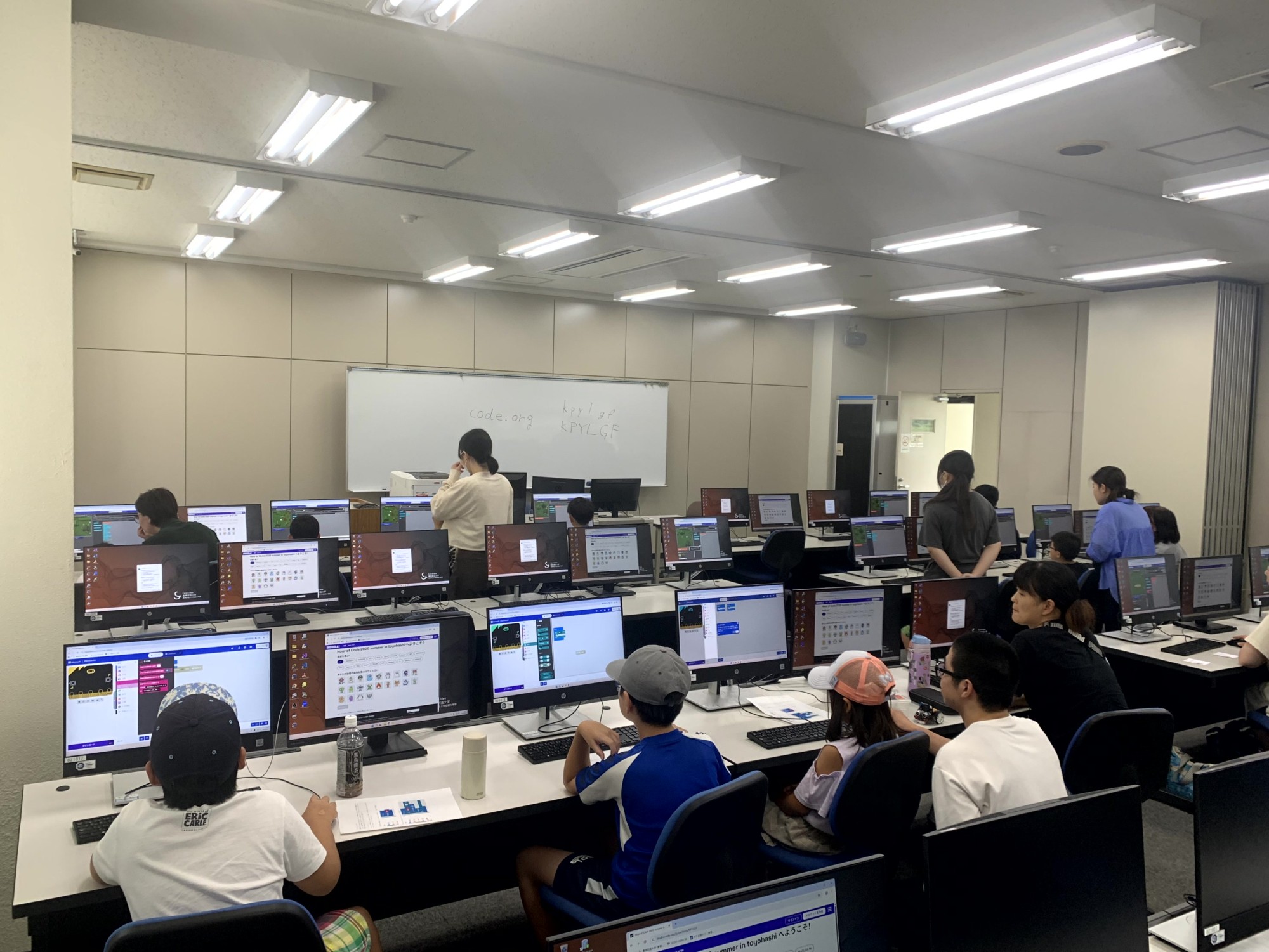 地域の子どもたちがITに挑戦！「Hour of Code 夏休みプログラミング」を開催しました！(経営学部)