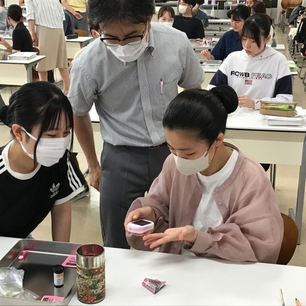 成熟期看護学演習(慢性)にて、血糖自己測定とインスリン自己注射の体験を行いました。