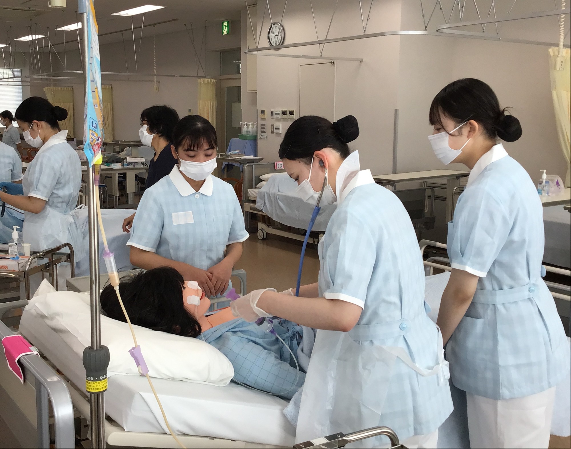 看護学科2年生 基礎看護学方法論Ⅱの授業で経管栄養法の演習を実施しました