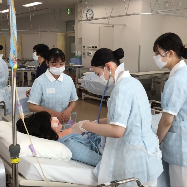 看護学科2年生　基礎看護学方法論Ⅱの授業で経管栄養法の演習を実施しました