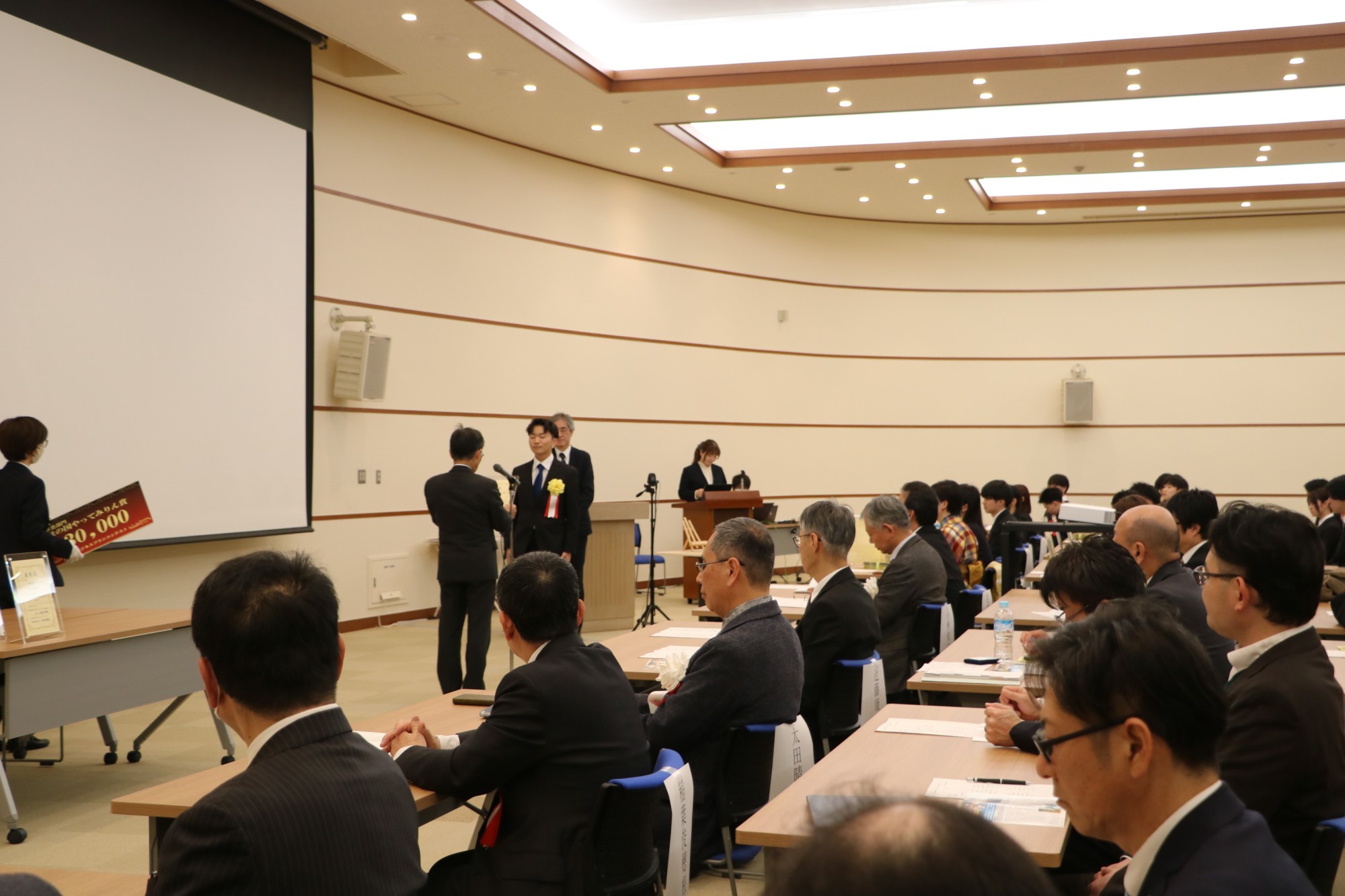 「第25回東三河ビジネスプランコンテスト」で、本学経営学部経営学科3年生2人がアイデア部門で表彰されました