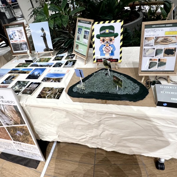 地域の魅力を研究し発信する活動「SOZO山岳研究パネル展『古嶺』」をイオンモール豊川で開催しました(経営学科)