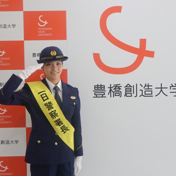 １１月１１日「市民の日」に合わせて本学の学生が一日長として活動(キャリアプランニング科)