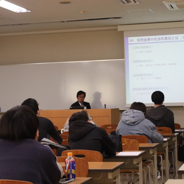 地域経済のリアルを学ぶ！経営学部「経営ビジネス講座」に豊川信用金庫の真田光彦理事長が登壇