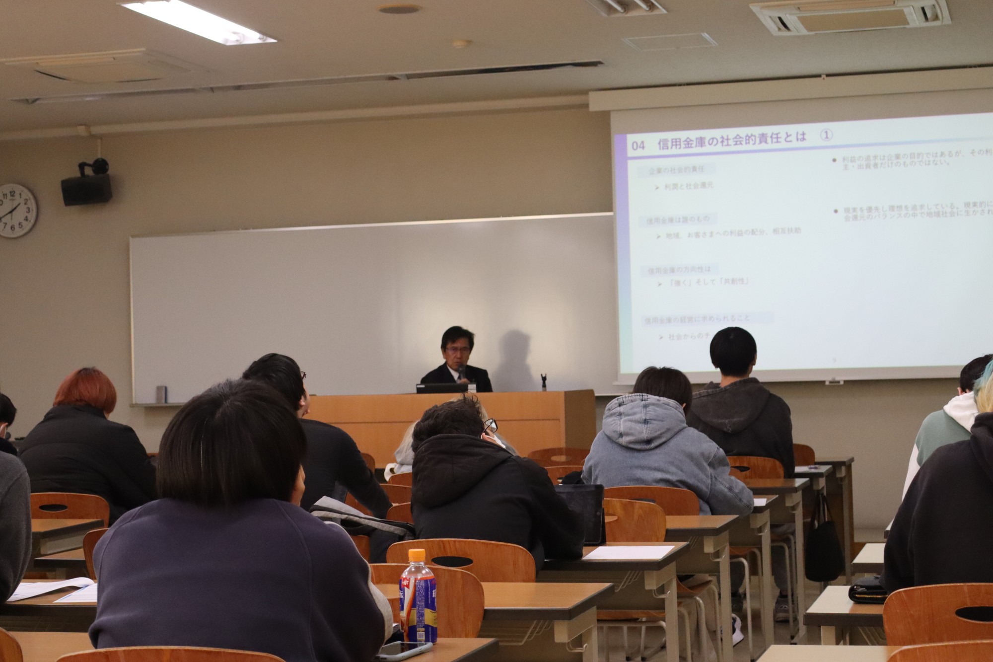 地域経済のリアルを学ぶ！経営学部「経営ビジネス講座」に豊川信用金庫の真田光彦理事長が登壇