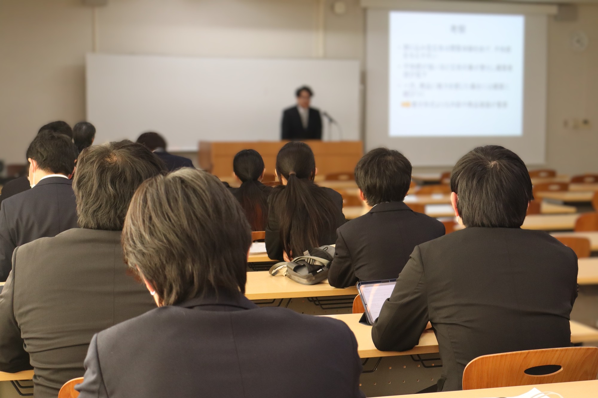 卒業研究発表会を開催しました。(経営学部)