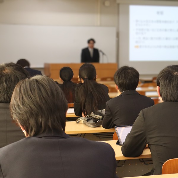 卒業研究発表会を開催しました。(経営学部)