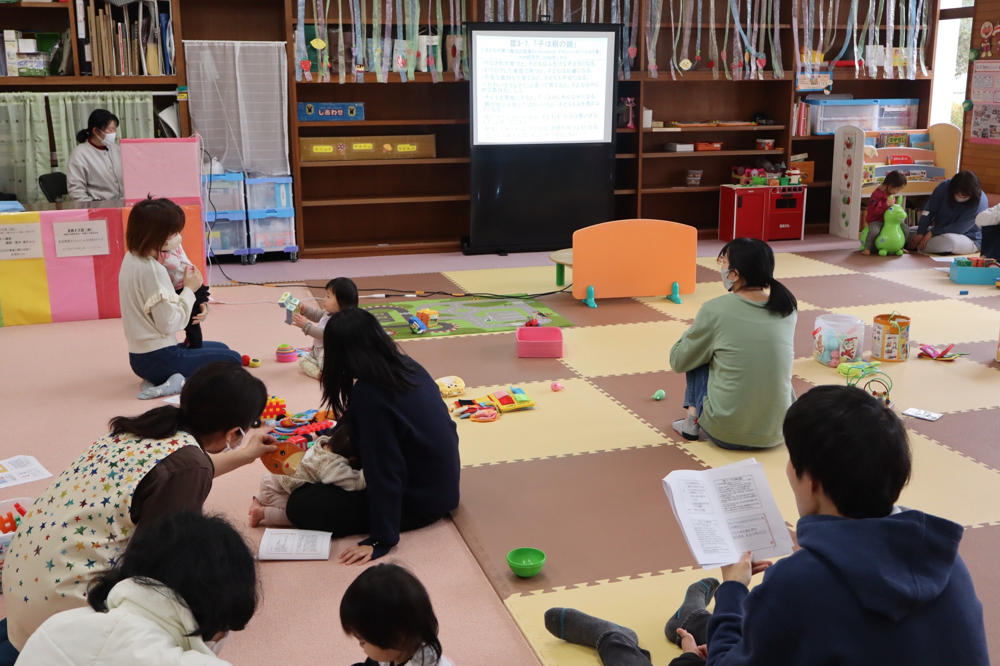 パパやママの子育てを応援する子育て支援ミニ講座を学内に開設しているつどいの広場で開催